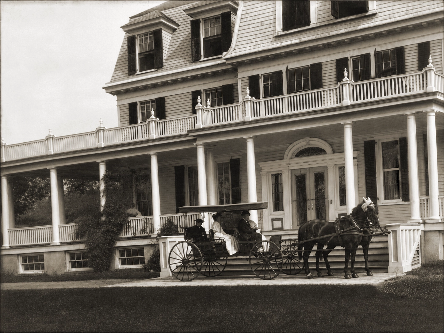 Horse-drawn Idylease carriage with passengers in 1907