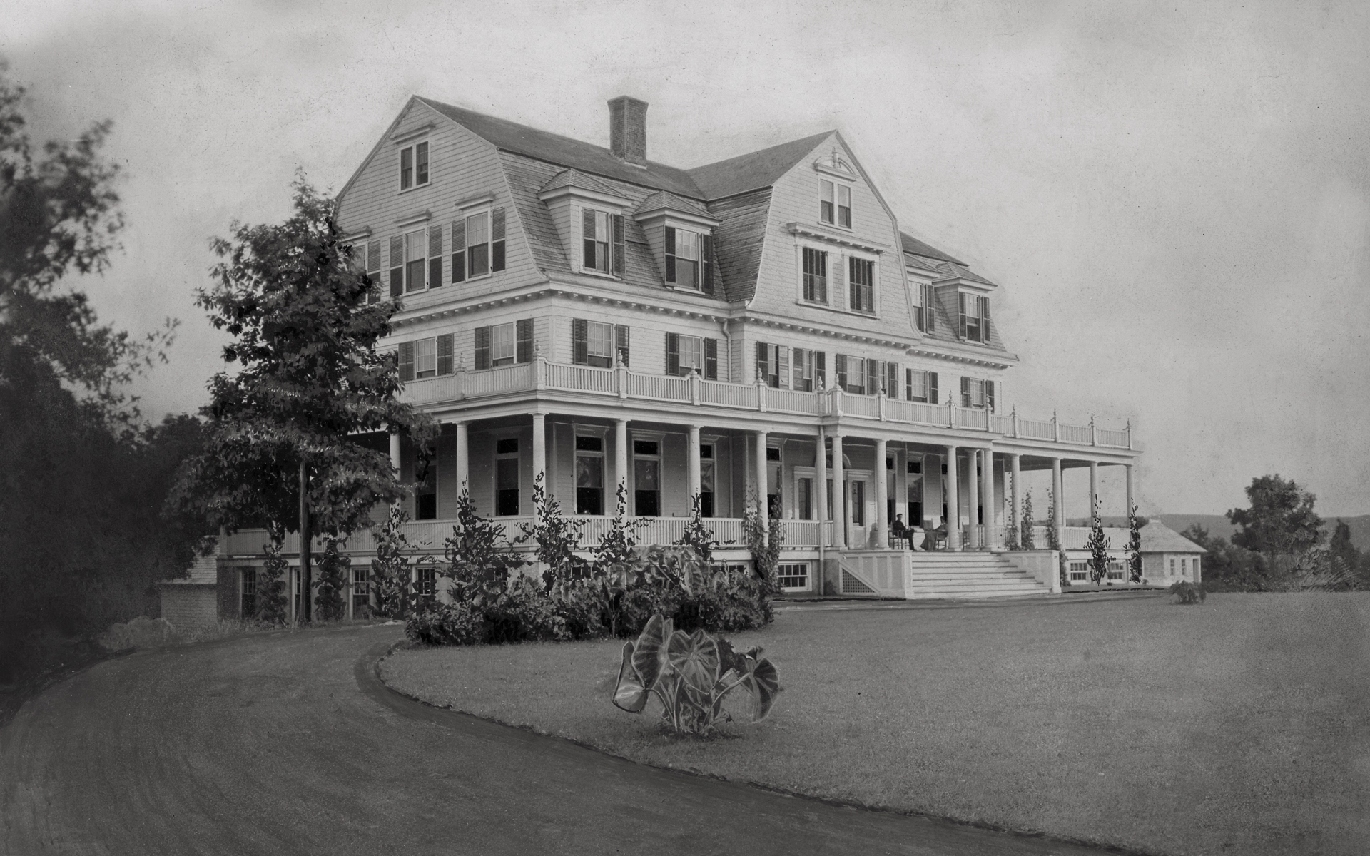 Historic exterior view of Idylease Inn in 1903